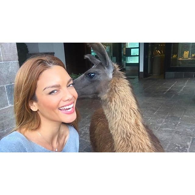 Su primera parada fue en Perú y la boricua compartió esta tierna foto. "Así de hermoso me reciben en Perú!! A puro besos!!", publicó.