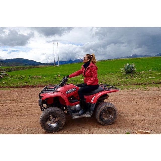 Y para Zuleyka no todo es moda y belleza. La eterna reina se fue a dar un paseo en un todoterreno. "Como me gusta!!! Off road!!! Vamos a sacar la salvaje que vive en mi".