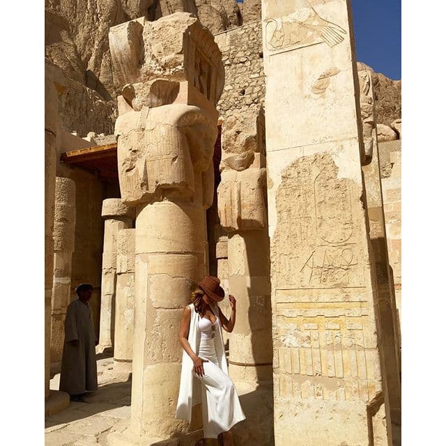 Zuleyka aprovechó el momento para posar "Dentro del Templo de la Reina Hatshepsut en Luxor Egypt"