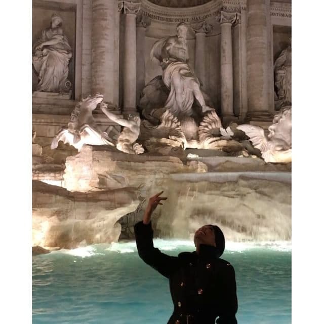 Obvio tenía que parar en la fuente de Trevi y pidió su deseo. "El mito de la Fontana de Trevi ¿Por qué siempre hay gente en la Fontana lanzando monedas al agua y haciéndose fotos? El mito, nacido con la película "Tres monedas en la fuente" en 1954, dice lo siguiente: Si arrojas una moneda: volverás a Roma. Si arrojas dos monedas: encontrarás el amor con una atractiva italiana (o italiano). Si arrojas tres monedas: te casarás con la persona que conociste. Para que esto funcione es recomendable lanzar la moneda con la mano derecha sobre el hombro izquierdo. Como dato curioso, cada año se extraen aproximadamente un millón de euros de la fuente. Desde el año 2007 este dinero se utiliza con fines benéficos. Como ven o no se me cumple el deseo (por lanzarla por el hombro derecho) o conozco un Italiano".