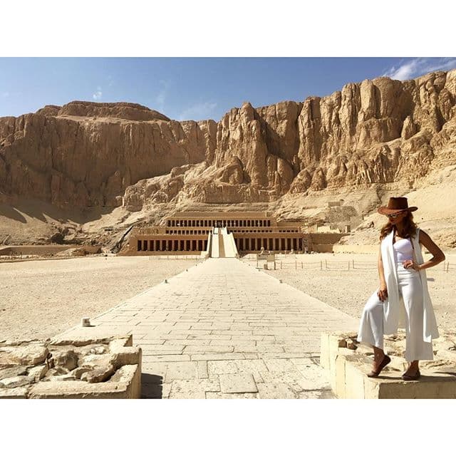 "Nunca hubo en Egipto faraona antes de Hatshepsut, quién propició su reinado en 1502 A.C. Se trata de la primera mujer que ostentó el cargo de faraón de Egipto. Hatshepsut, una mujer que desafió todo orden establecido en su época para convertirse en el faraón más poderoso de Egipto."