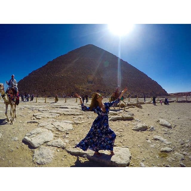 "La pirámide de Keops es la más grande de las tres pirámides de la meseta de Giza, a las afueras de El Cairo (Egipto), es la única de las Siete Maravillas del Mundo antiguo que aún sigue en pie. Esta construida con aproximadamente 2,300,000 piedras perfectamente cortadas y pulidas scream" - @zuleykarivera