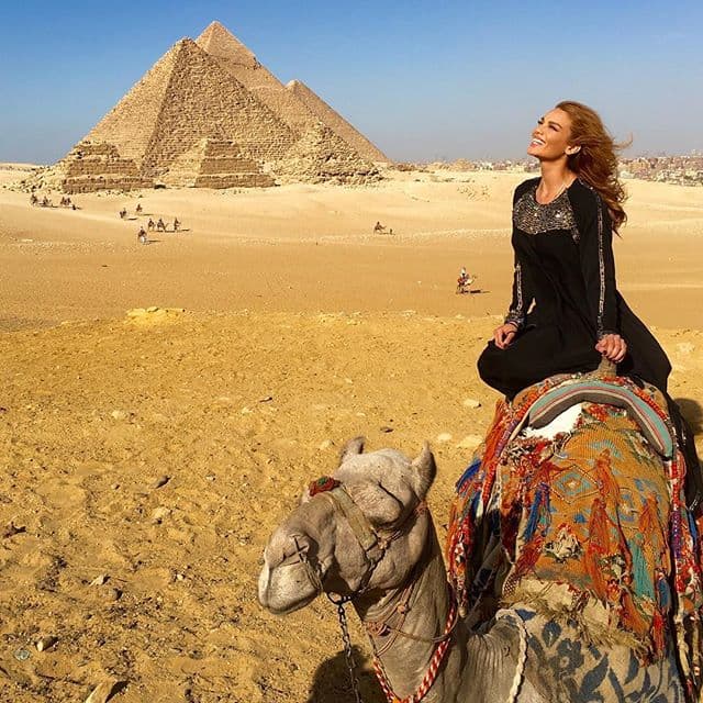 Como toda una diva en un camello visitando "Las pirámides de Giza"