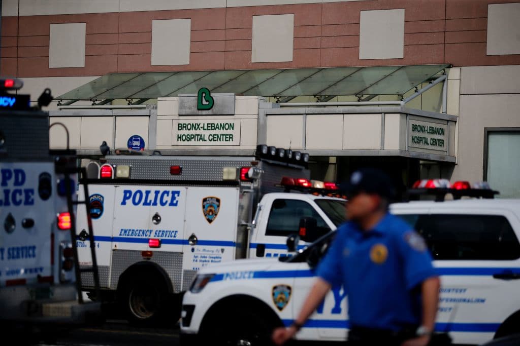 Imágenes mostraron a decenas de personas saliendo del hospital y un fuerte contingente de policías, tanto del NYPD como del cuerpo estatal, en los alrededores.