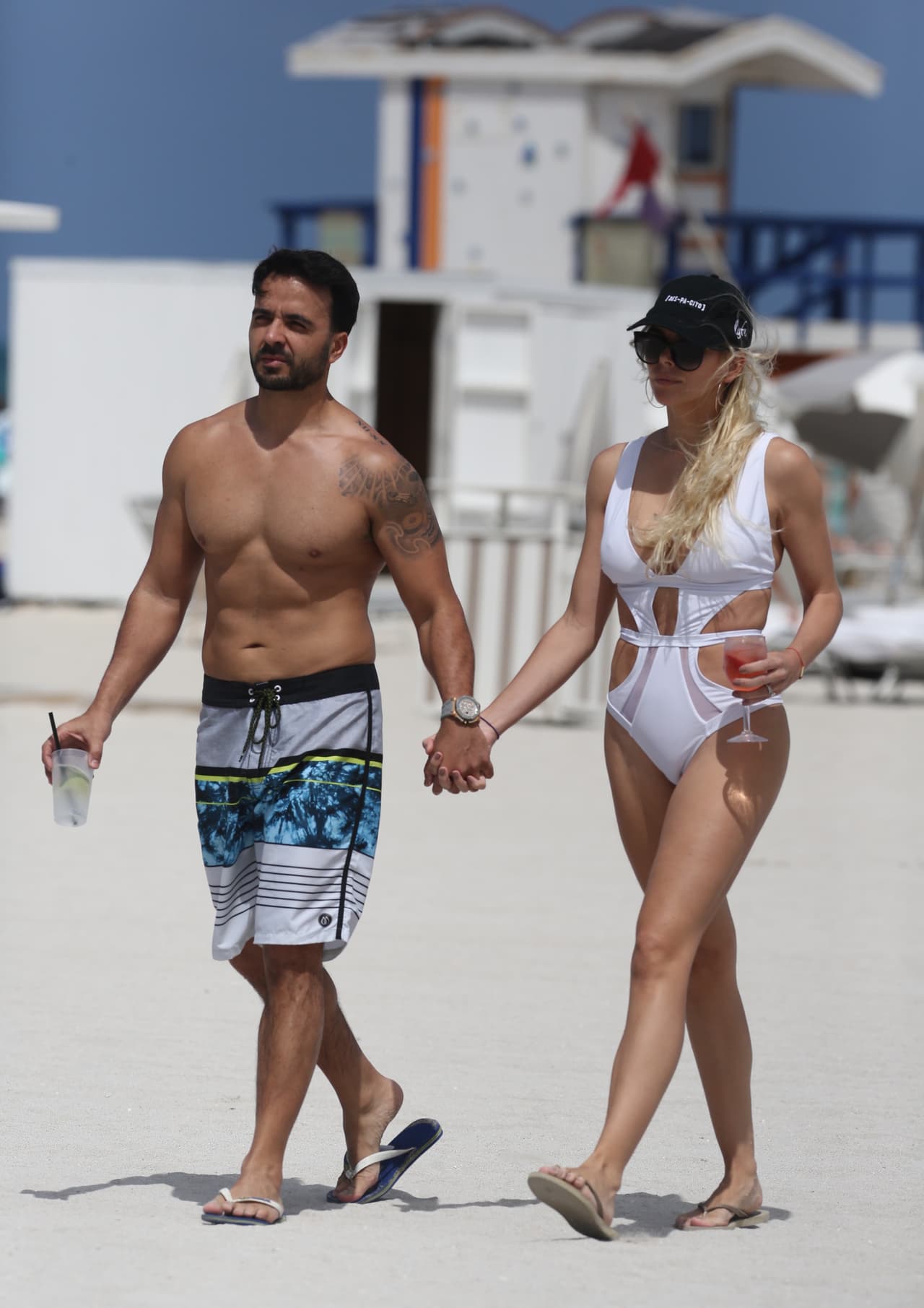 Luis Fonsi celebra su cumpleaños número 39 junto a su esposa Agueda López con un romántico día en las playas de Miami Beach.