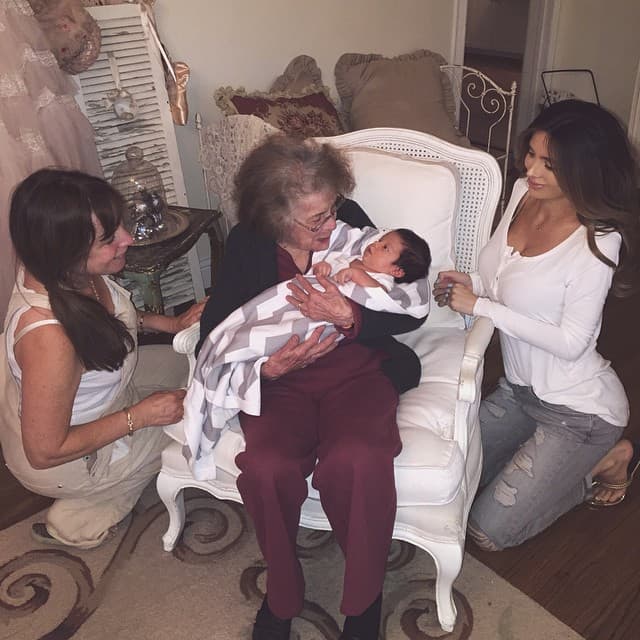 Aquí junto a su madre y abuela.