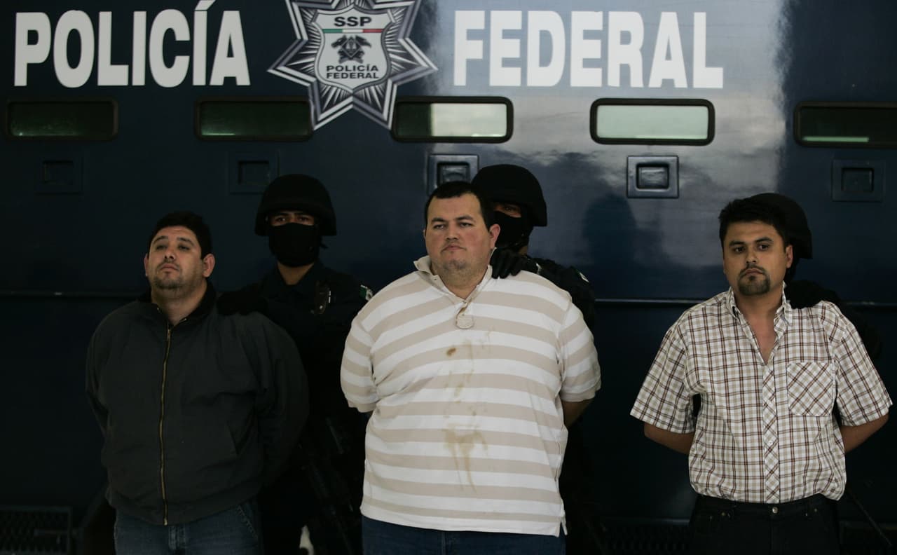 Manuel García Simental 'El Chiquilín' (al medio) y Raydel López Uriarte 'El Muletas' (a la derecha).