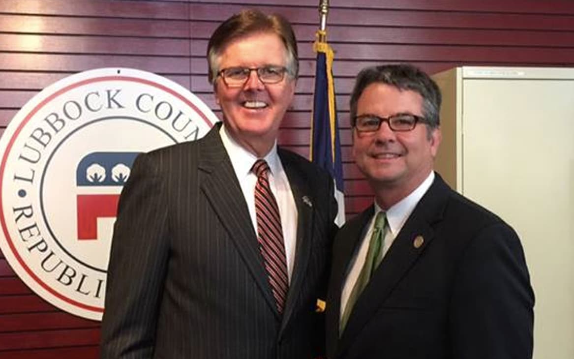 Charles Perry: El senador fue el autor de la medida SB4, la cual fue presentada el 15 de noviembre de 2016. “Al elegir a un presidente republicano y tener mayorías republicanas en el Congreso, los estadounidenses han dejado claro que resolver nuestra crisis de inmigración ilegal debe ser una prioridad. Eso inicia eliminando las ciudades santuario, asegurado la frontera y ejecutando nuestras leyes de inmigración”, señaló en aquella fecha.