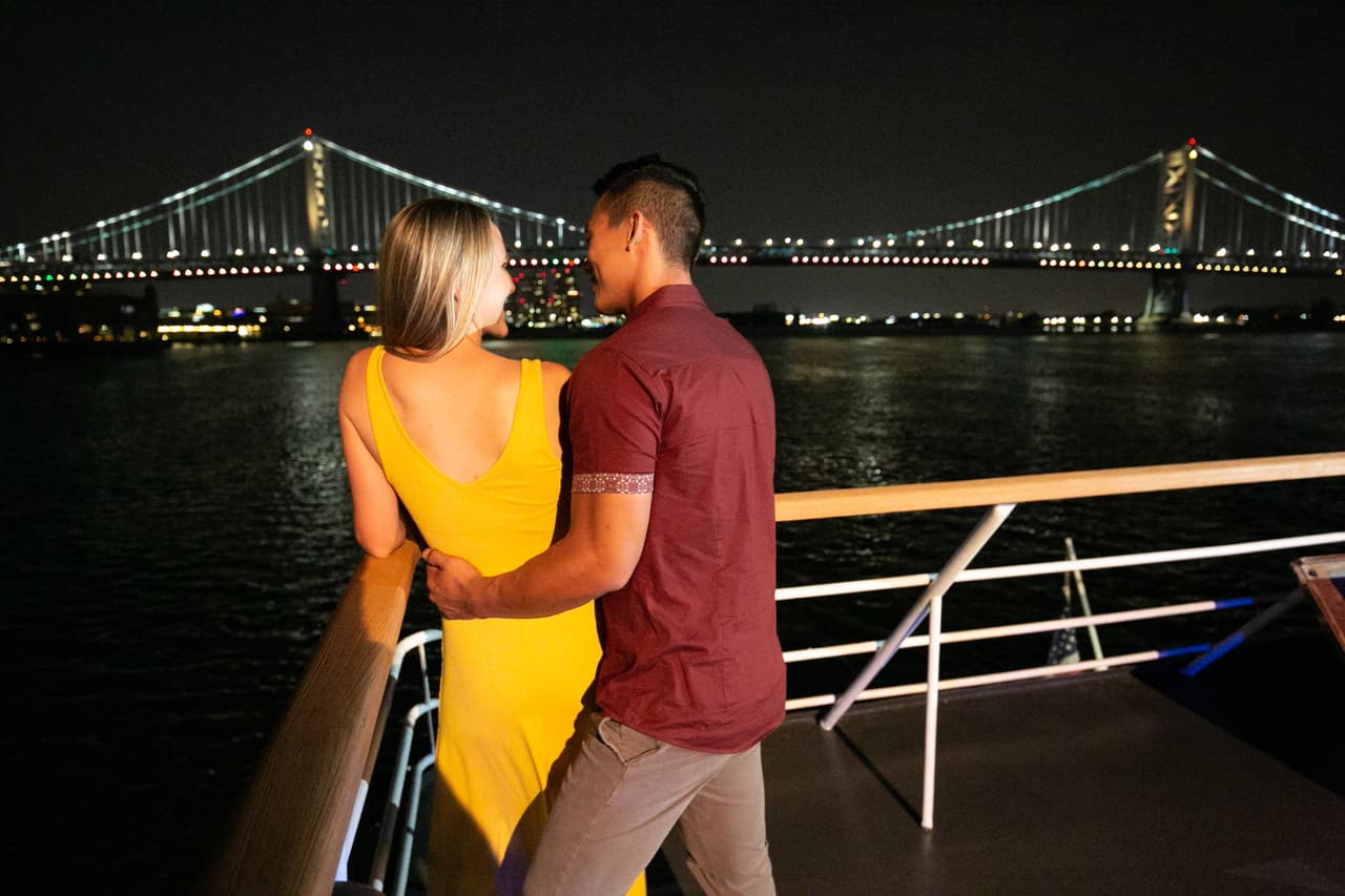 <a href="https://www.cityexperiences.com/philadelphia/city-cruises/valentines-signature-dinner-cruise/">Dinner and a Cruise Down the Delaware River (11,12 y 14 de febrero)</a>. Disfruta de una cena completa y buffet de postres, un DJ a bordo y, por supuesto, vistas nocturnas del excepcional horizonte de Filadelfia. Mejora tu crucero con paquetes que incluyen rosas, vino espumoso y copas de champán de recuerdo.