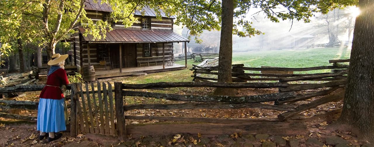 <b>Hart Square Village (Vale)</b>
<br>
<b>Sitio web</b>: 
<a href="https://www.visithickorymetro.com/articles/post/hart-square/">https://www.visithickorymetro.com/articles/post/hart-square/</a> 
<br>
<b><a href="https://maps.app.goo.gl/4nQMRjUcdSxCST1LA">Cómo llegar</a> </b>
<br>
<br>Pasea por Hart Square Village, la colección de estructuras de troncos históricas más grande de Estados Unidos. Cuenta con más de 100 edificios de troncos, que parecen la casa de un pionero del siglo XIX y se encuentran en la propiedad de 200 acres.