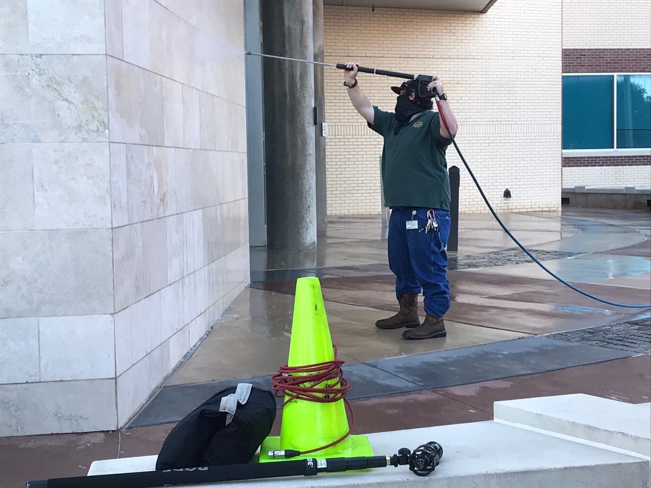Durante la noche también el edificio del sindicato de la policía de Dallas fue vandalizado de la misma manera.