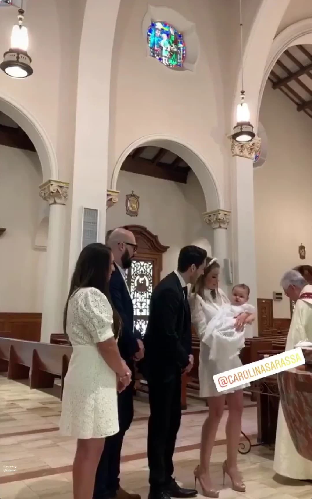 Los padrinos admiraron a su ahora ahijada de lo linda que se veía con su ropón de bautizo.