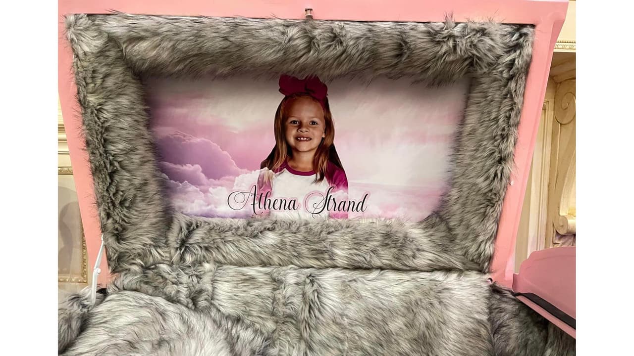 La pequeña Athena fue puesta en un ataúd rosado, que fue confeccionado especialmente para ella por SoulShine Industries, compartió Maitlyn Gandy, mamá de la pequeña.