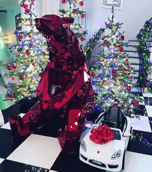 Fue así que Jenner compartió esta imagen en Twitter donde muestra un Porsche a escala, el vehículo que pidió a Lawrence. La publicación fue acompañada por la leyenda: "Mi mejor amiga Jennifer Lawrence me preguntó qué quería para Navidad y por supuesto dije que un Porsche, DUH. Mi niña no me decepcionó. Gracias, Jen. Te amo".