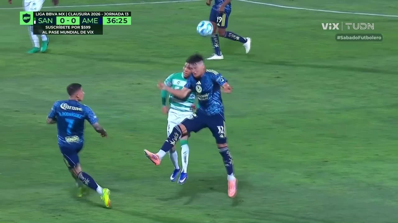 Aldo López sale del campo en ambulancia tras choque de cabezas en el Santos vs. América