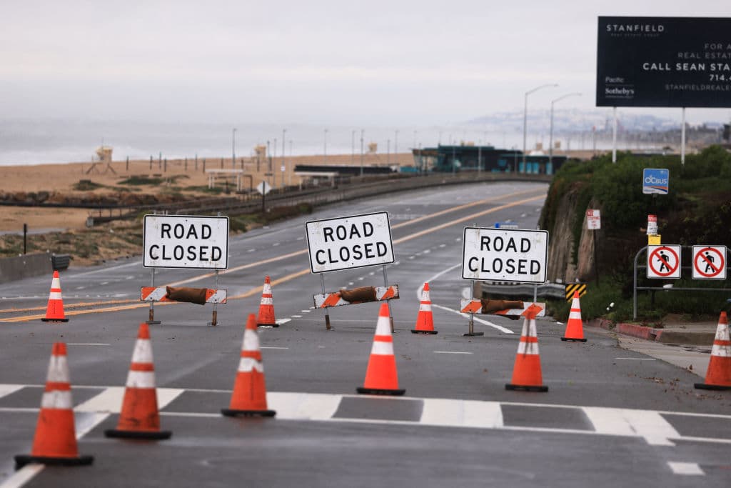 En Bolsa Chica, muy cerca de Huntington Beach, quedó prohibido el paso por un tramo de la PCH.