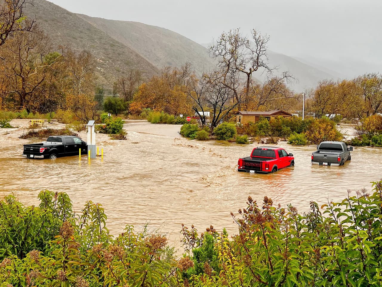 En Malibú, más de cuatro docenas de personas tuvieron que ser evacuadas del campamento Leo Carrillo State Beach debido a las inundaciones, que también llevaron al cierre de la Pacific Coast Highway.
