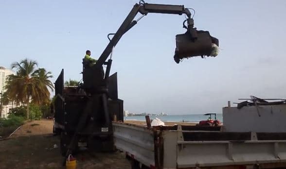 Pese al llamado de disfrutar la noche pero concientes de que las playas hay que mantenerlas limpias, balnearios como Isla Verde acabaron llenos de basura.