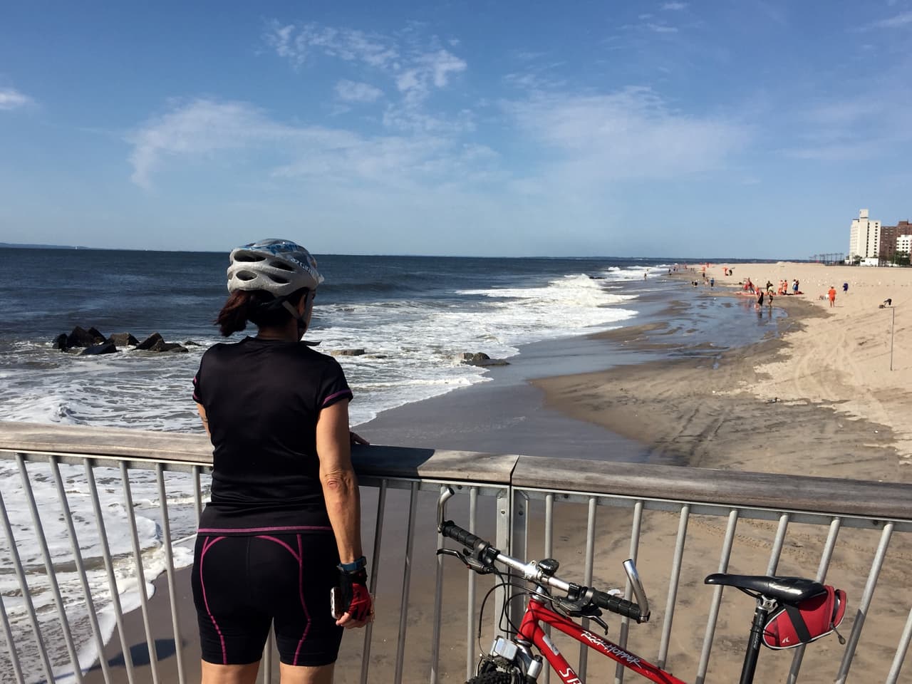 Los visitantes observaron la marejada en Coney Island