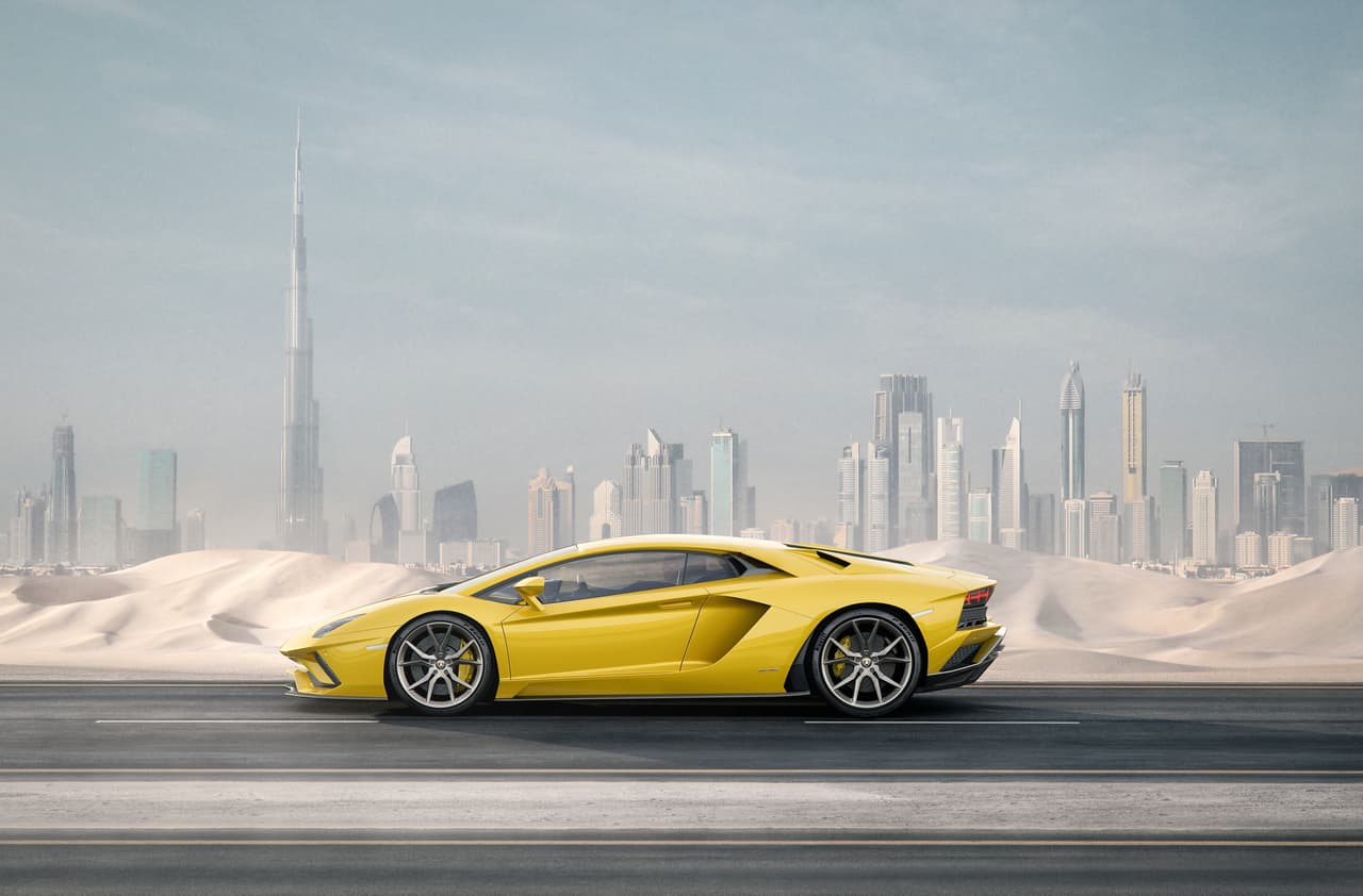 Una de las novedades del Aventador S es su sistema de
<b>dirección total</b>, que permite movilidad al
<b>eje</b>
<b>trasero</b>. Este dispositivo intenta mejorar el ingreso y estabilidad durante el tránsito en las curvas, sobre todo a baja velocidad, dado que las ruedas traseras giran de manera opuesta a las delanteras.