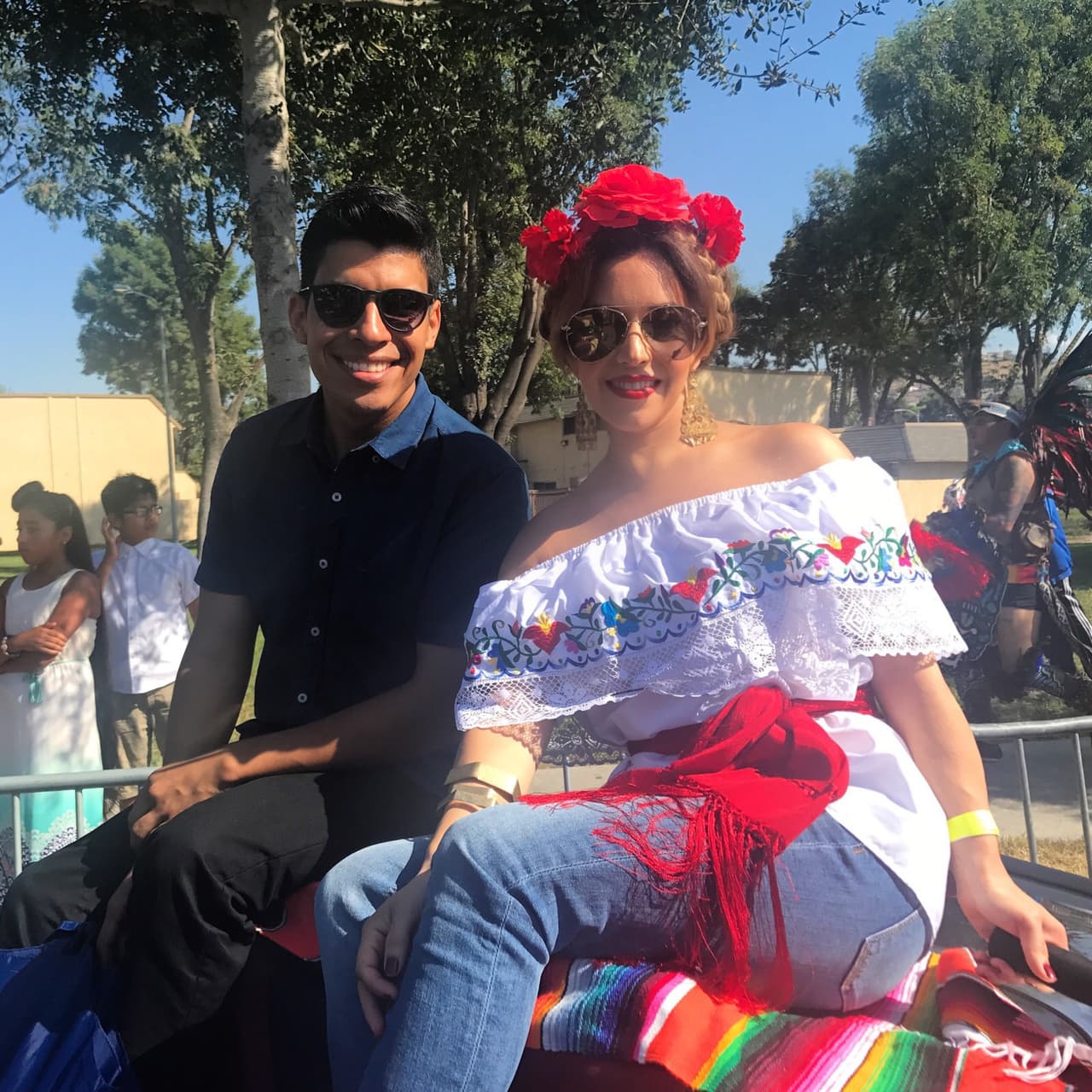 Erika Reyna acompañó a otros locutores y talentos de Univision durante una caravana para celebrar las 'Fiestas Patrias' en el sur de California.