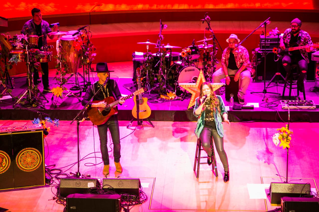 Además aprovecharon para cantar su nuevo sencillo 'Me soltaste'.