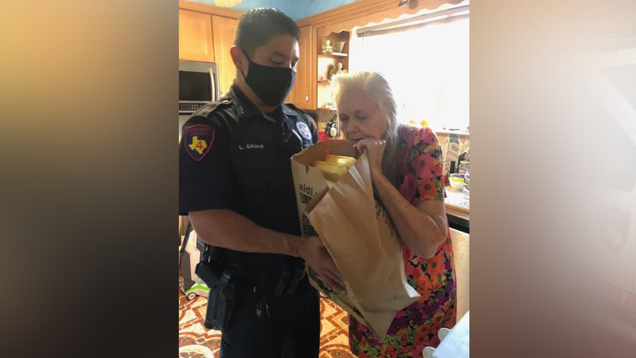 Al regresar a la casa le entregaron los víveres a la mujer que se mostró muy emocionada.