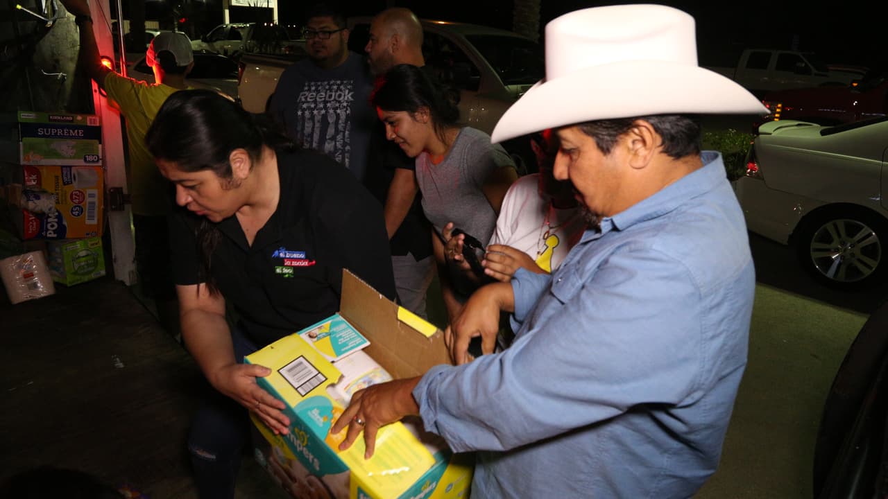 Así fue la entrega de ayudas por 'El Bueno, La Mala y El Feo' en Port Arthur, una de las localidades más afectadas por el huracán Harvey.