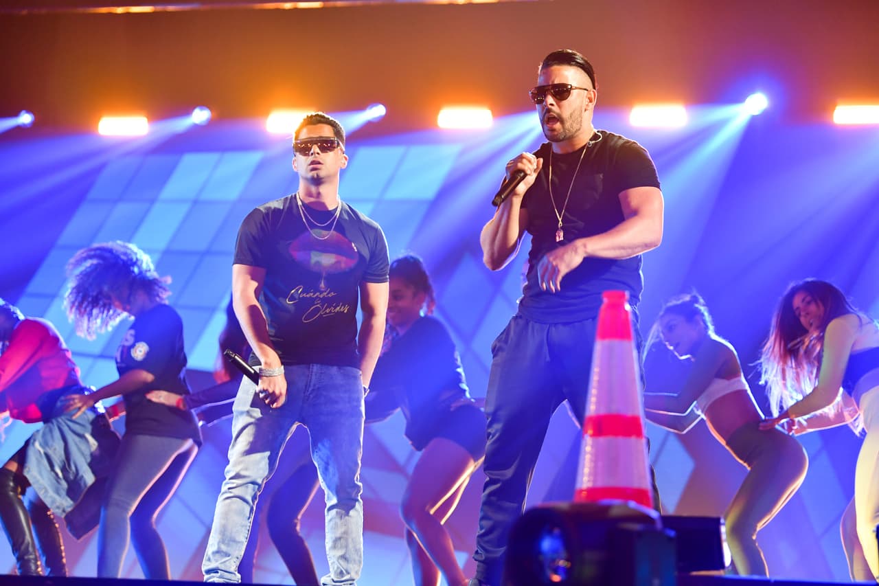 RKM & Ken-Y también están listos para dar todo en la noche del jueves 18 de julio. Entre luces y bailarinas, subieron a ensayar su número musical.