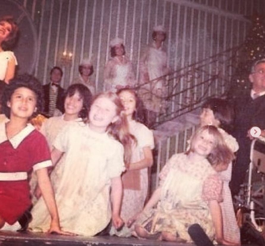 Pero el destino la llevó a ser parte del reparto de la obra musical 'Anita La Huerfanita', que fue su primera incursión en el mundo del espectáculo. Después, estuvo en el show de variedades 'Alegrías del mediodía' de Televisa. 
<br>