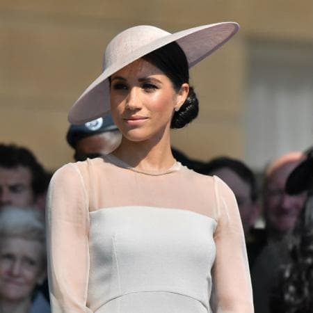 Al asumir su rol oficial como duquesa de Sussex, Meghan comenzó a dar muestras de un estilo mucho más sofisticado en sus apariciones oficiales, aún si a veces incurría en romper el protocolo.