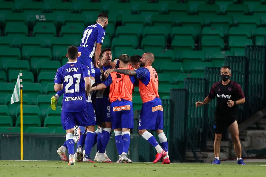 Alavés logra imponerse en su visita al Betis y queda libre de la zona de descenso.