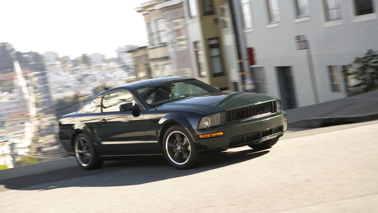 Ford presentó una
<b> segunda versión del Mustang Bullitt en 2008</b>. El nuevo modelo formaba parte de la quinta generación del Ford Mustang y albergaba bajo su capó el mismo motor V8 modular de 4.6 litros en este caso produciendo 315 caballos de fuerza gracias a una remodelación de su admisión de aire fresco. El Mustang Bullitt 2008, que también fue producido en 2009, contaba con una transmisión manual Tremec de 5 velocidades y un eje trasero heavy duty entre otras mejoras.