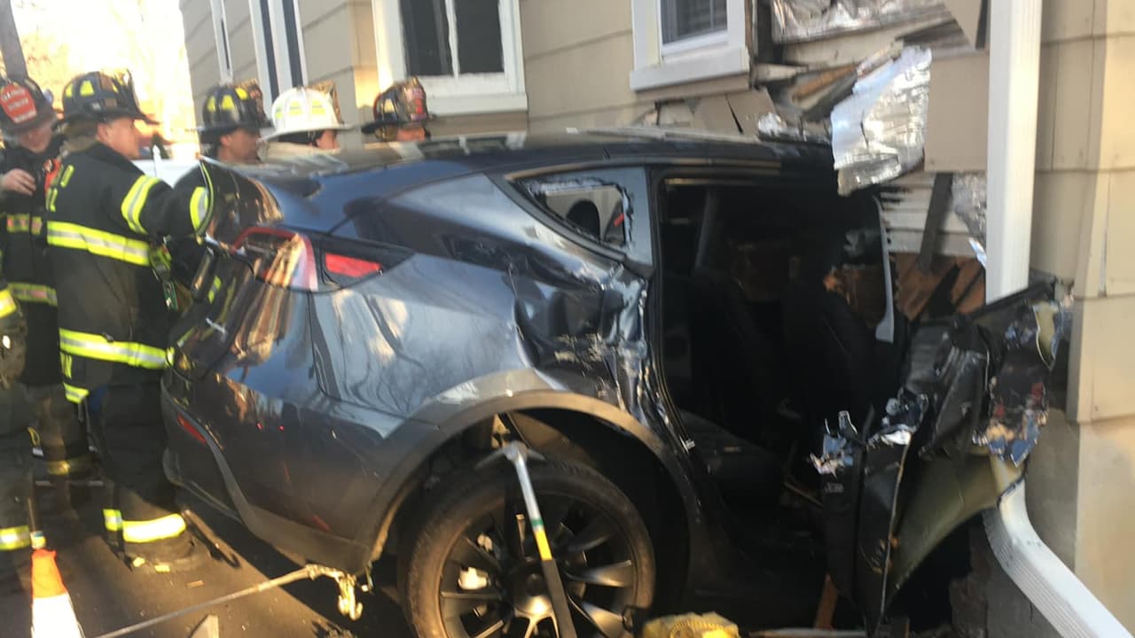 Hombre impacta su Tesla contra una casa en NJ; el auto queda destrozado