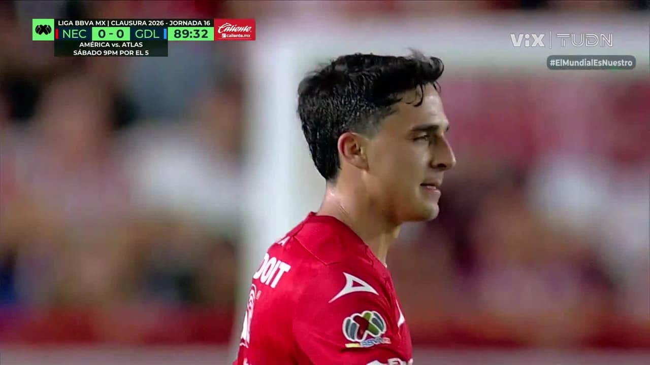 ¡Berrinche de Faravelli! Pierde la cabeza y amaga con lanzarle el balón al árbitro