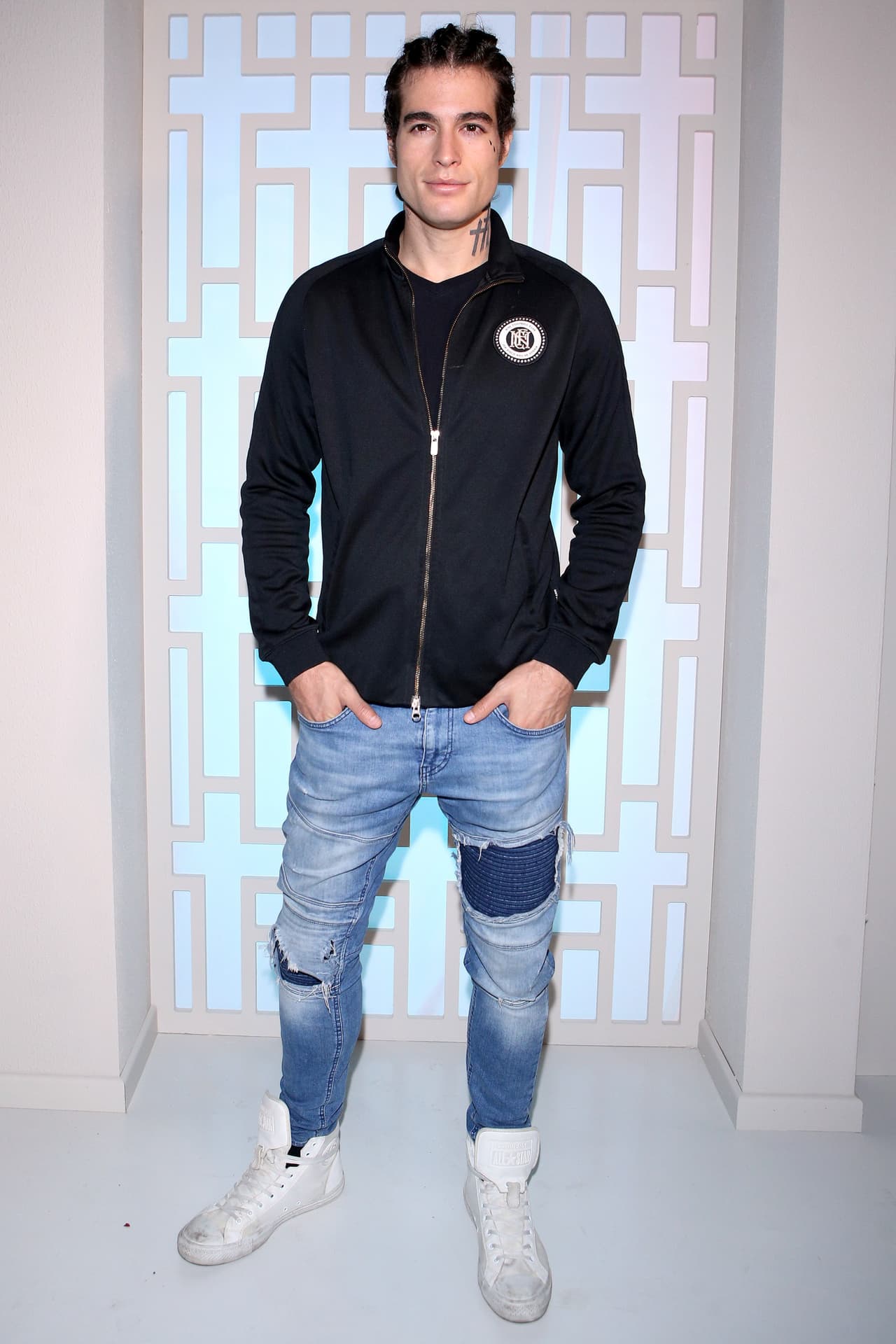 El actor ecuatoriano dijo que en su opinión "atenta contra
<b><a href="https://www.univision.com/famosos/danilo-carrera-dice-estar-puesto-para-convertirse-en-padre-y-quiere-ser-el-mejor-fotos" target="_blank">la familia tradicional</a></b>".