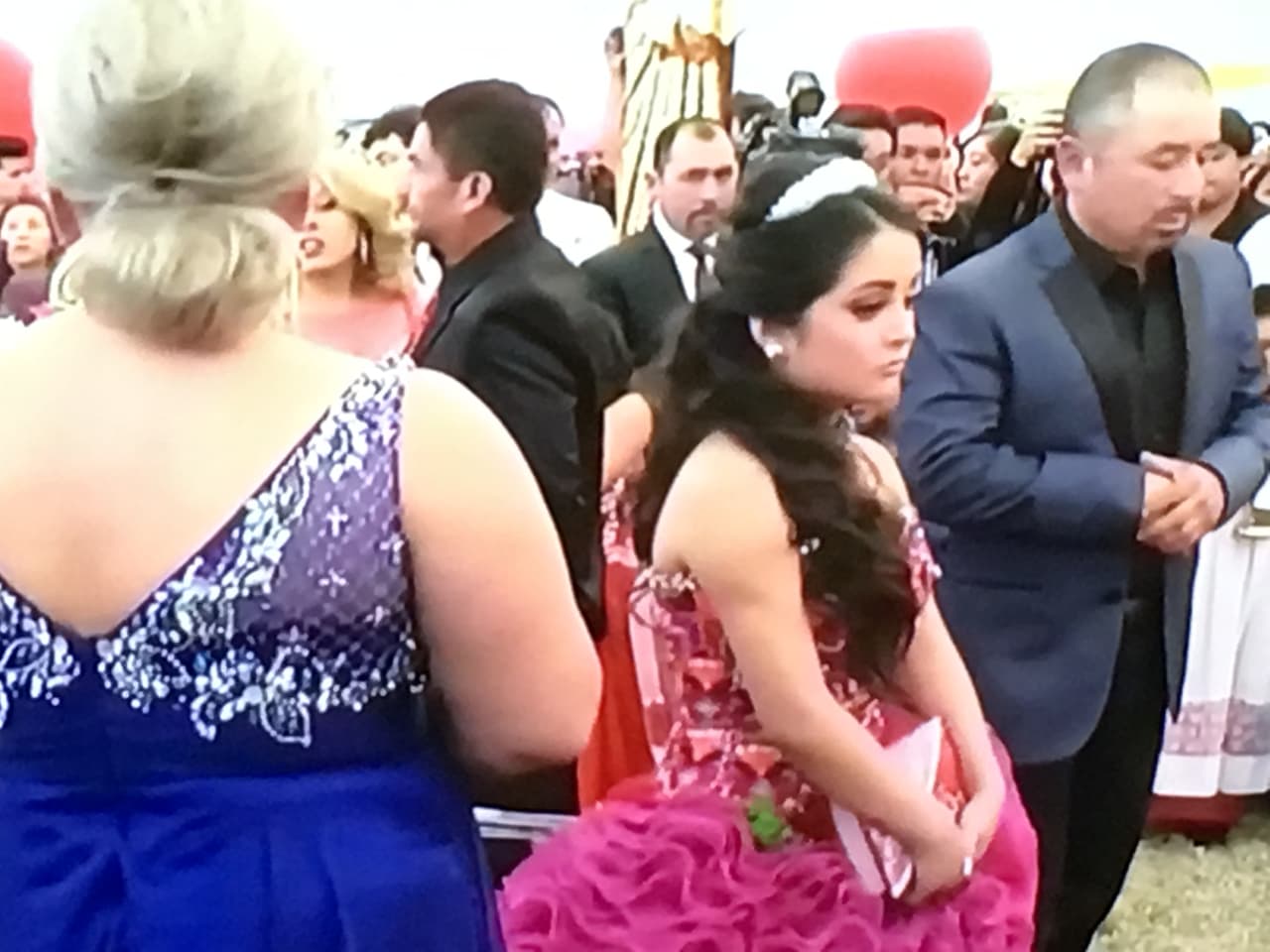 Rubí Ibarra García y su padre Crescencio Ibarra durante la misa por los XV.