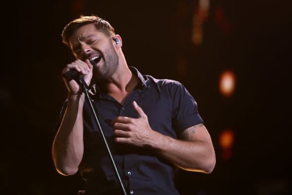 ¡Ricky ya está listo para entregarse al escenario.