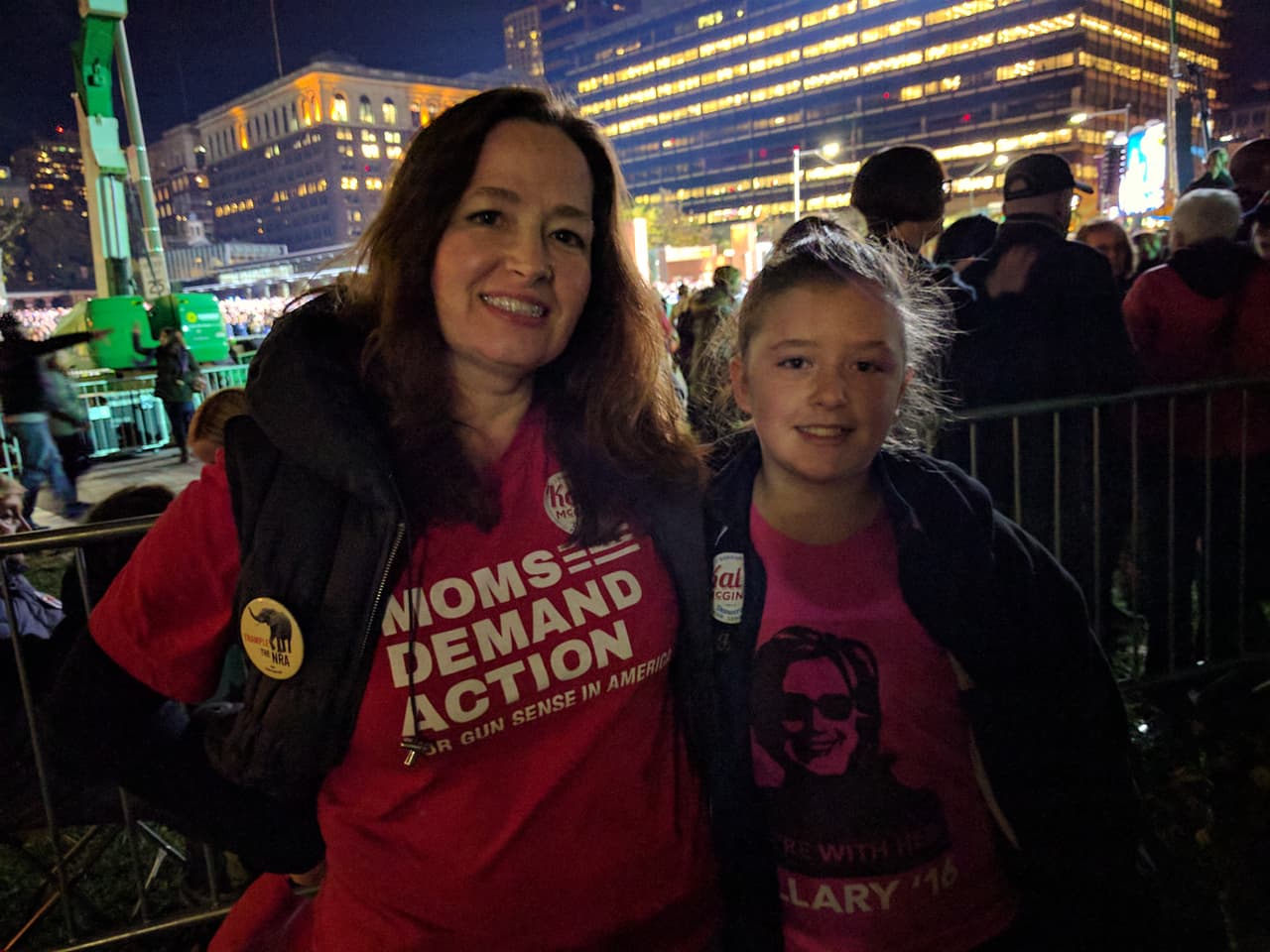 Nadine Freedman y su hija Ava apoyan a Clinton y quieren una reforma sobre el porte de armas de fuego.