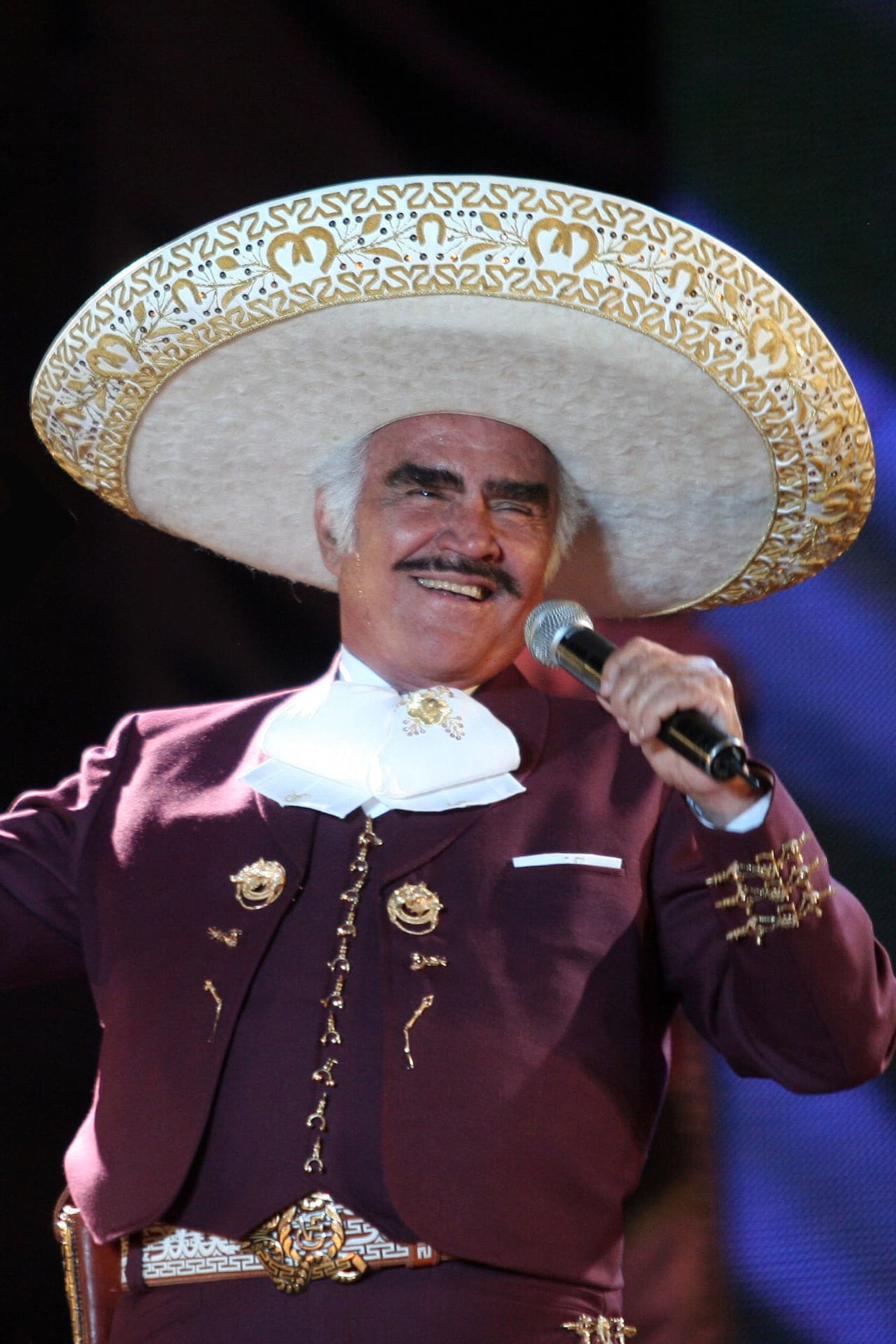 Es el mejor compañero para brindar 'Por Tu Maldito Amor'. Vicente Fernández se ha retirado de los escenarios, pero nunca del corazón de sus admiradores que se cuentan por miles y lo siguen aplaudiendo.