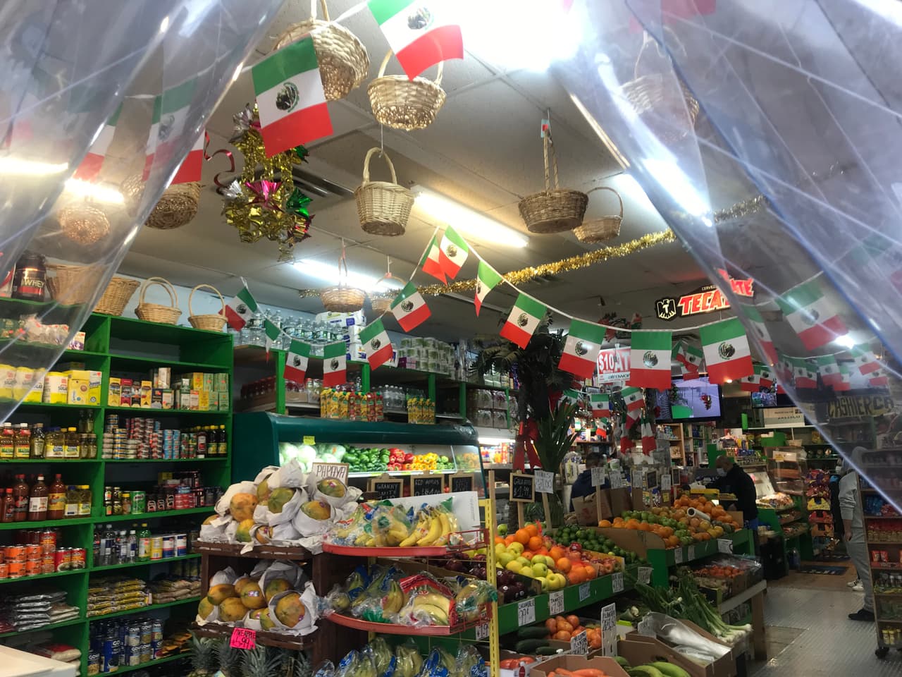 Esta es una verdulería situada en la intersección de la avenida 37 y la calle 86. Es de los pocos negocios latinos aún abiertos, al considerarse esencial.