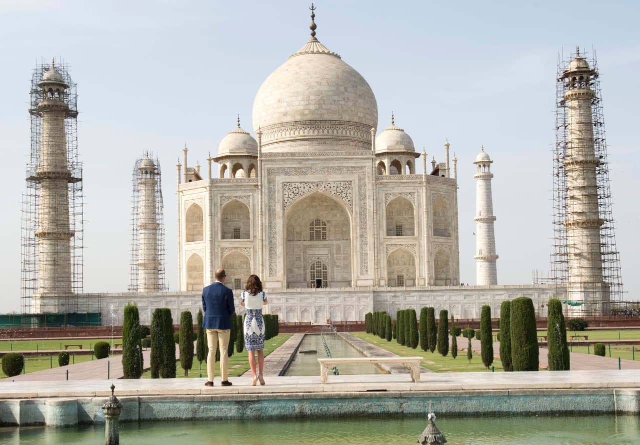 Pero a la mera hora, Carlos la abandonó y prefirió ir a una escuela, cientos de millas más lejos.