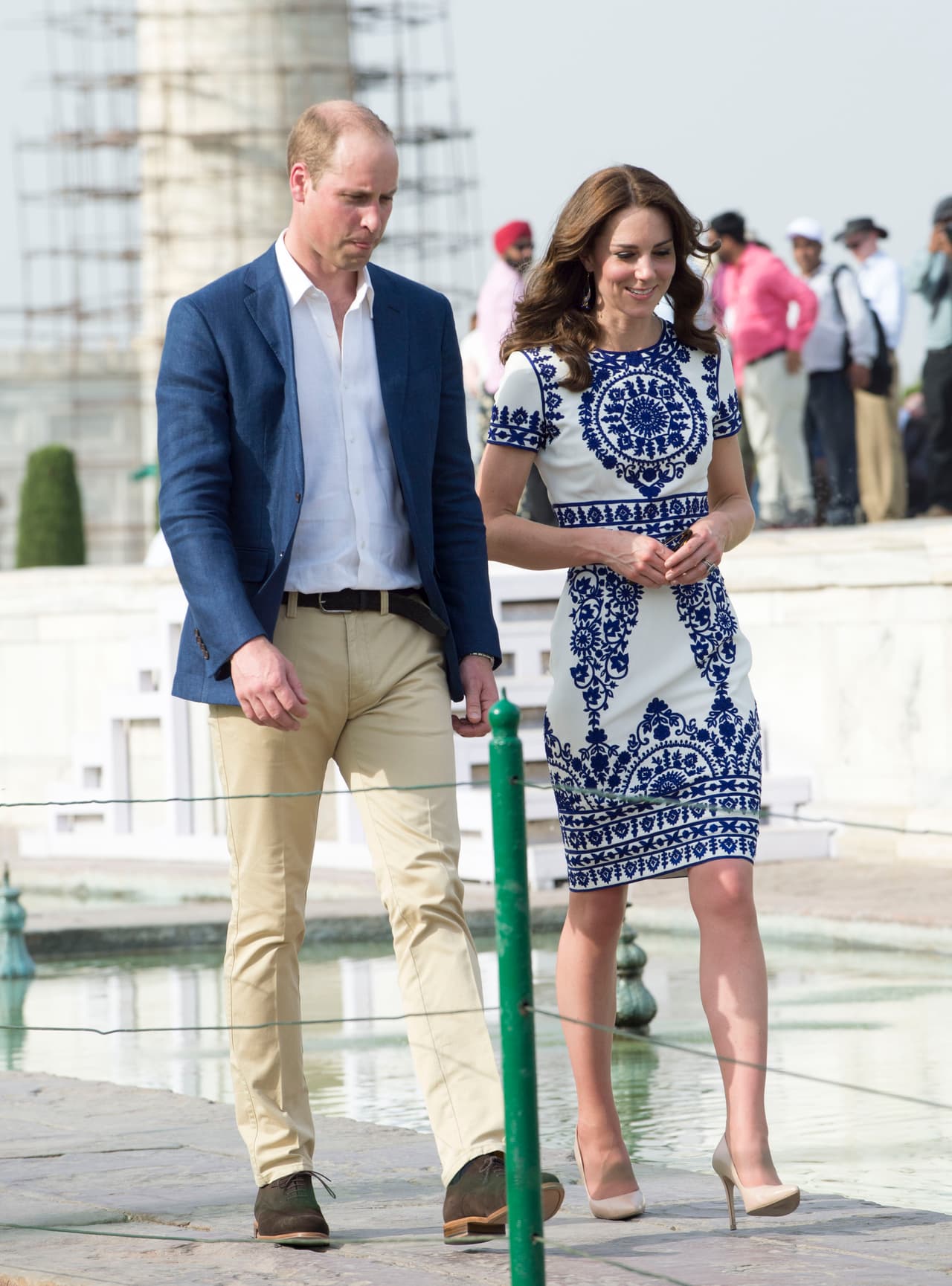 Los Duques conversando mientras van a sentarse en el banquito.