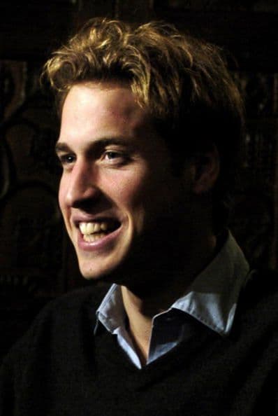 El príncipe Guillermo habla con los periodistas durante una entrevista el 16 de noviembre de 2004.