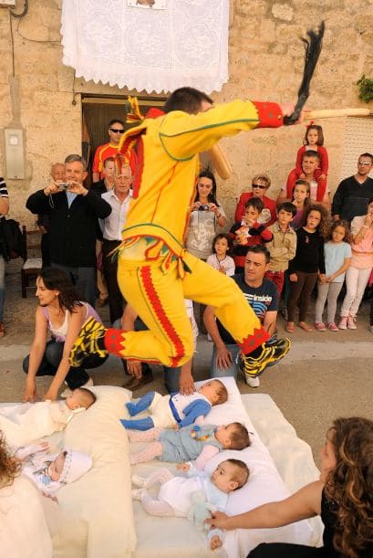 También conocido como el Salto del Colacho simboliza la lucha contra el pecado original con el que nacen los pequeños.