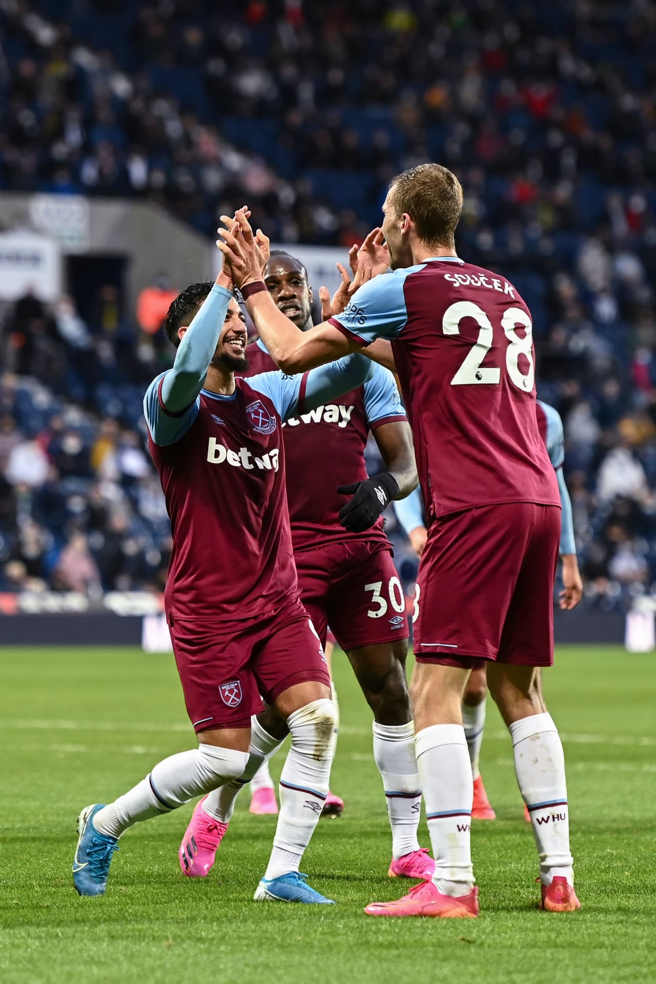 West Ham derrota 3-1 a West Bromwich Albion y asegura su lugar en Europa League. Soucek, Ogbonna y Antonio le dieron la victoria a los Hammers, mientras que el único tanto para el local fue por parte de Matheus Pereira en la penúltima fecha de la Premier League.