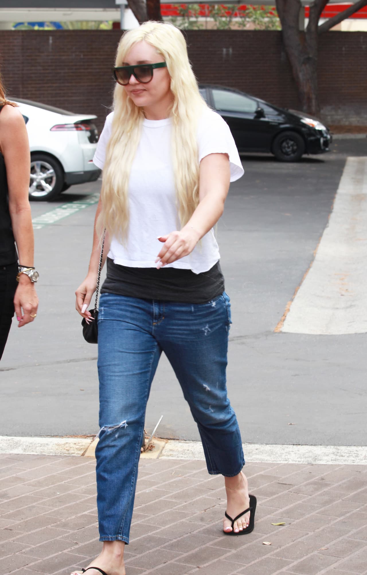 Amanda Bynes no dio una. Hay días en los que la flojera toca a tu puerta y para ella fue uno de esos días. Parece que se hubiera acabado de bañar y se puso lo que encontró. Es de las peores esta semana.