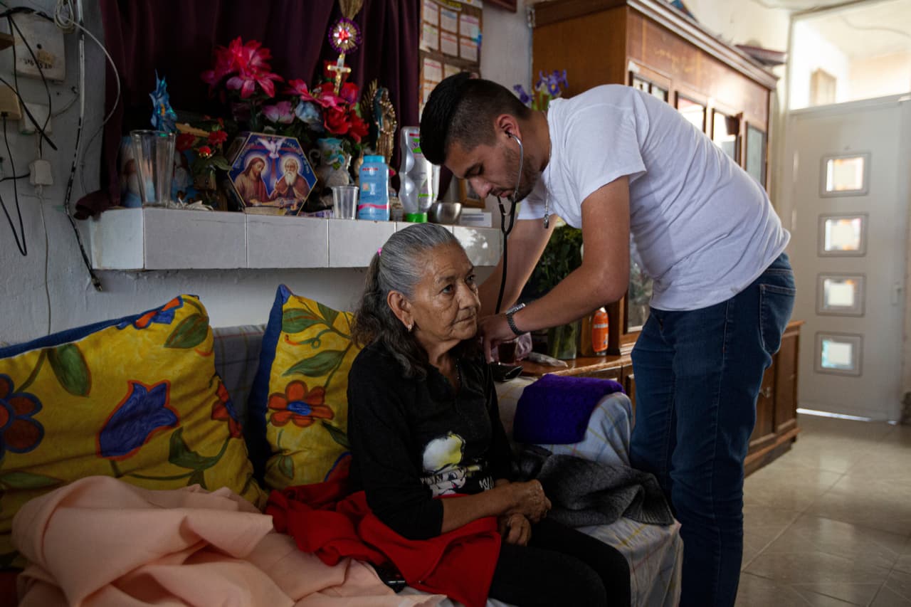 La idea es resolver las dudas que quedan después de la experiencia de haber superado la enfermedad y, sobre todo, escuchar a los pacientes que pueden sentirse aislados. Al final de la cita, el doctor Salas hace el rutinario chequeo de los pulmones de la señora Borja.