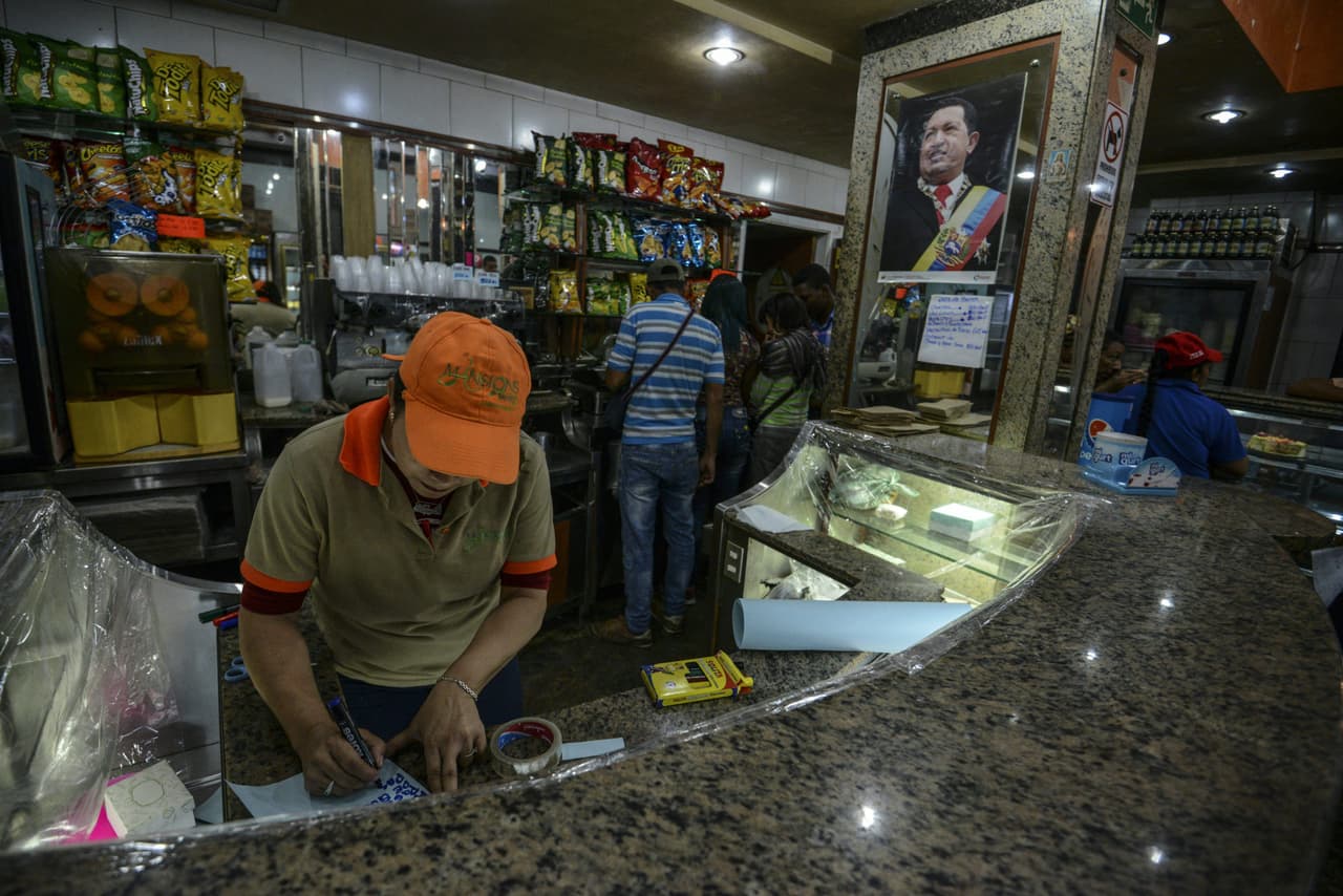 Miembros de los Consejos Comunales afines al gobierno colgaron un retrato del fallecido Hugo Chávez en una de las panaderías tomadas.