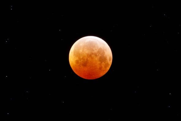 Eso se debe al reflejo de la atmósfera de la Tierra que filtra la luz solar y deja pasar solamente la roja que a su vez se refleja sobre la superficie de la Luna. No es nada catastrófico, ni apocalíptico, ni misterioso. Han ocurrido muchos eclipses similares a lo largo de la historia, este no es el primero, ni será el último. Al mirar la Luna estarás viendo la sombra de nuestro querido planeta.